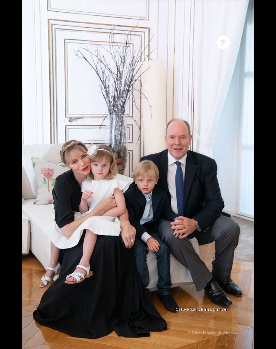 Le prince Albert de Monaco, son épouse Charlene et leurs deux enfants, Jacques et Gabriella, au palais princier de Monaco, 2020.