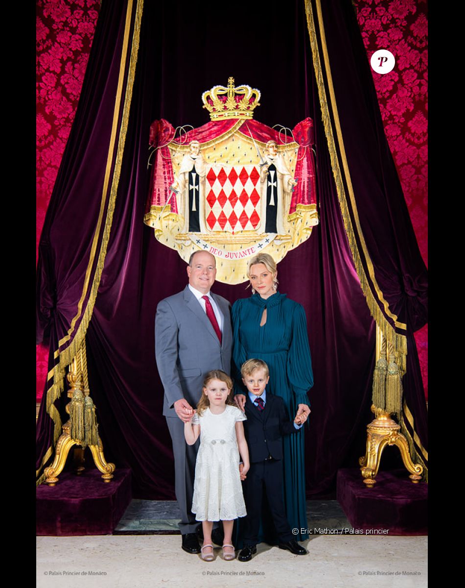 Le prince Albert de Monaco, son épouse Charlene et leurs enfants Jacques et Gabriella posent pour une nouvelle photo officielle au palais princier. Le 1er décembre 2019.