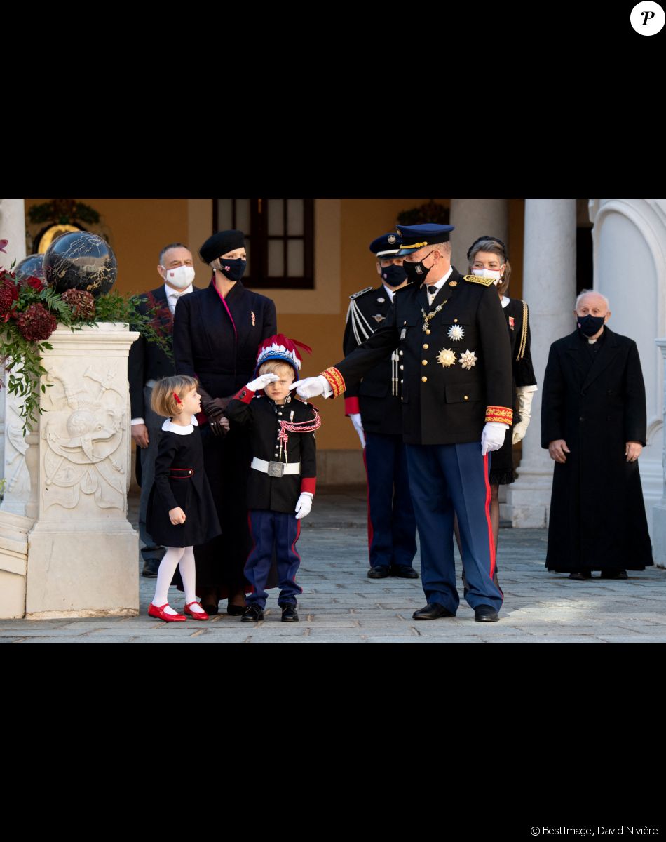 La princesse Charlène de Monaco, la princesse Gabriella de Monaco, comtesse de Carladès, le prince Jacques de Monaco, marquis des Baux, le prince Albert II de Monaco, la princesse Caroline de Hanovre - La famille princière assiste à une cérémonie de remise de médaille dans la cours du Palais de Monaco lors de la Fête Nationale 2020 de la principauté de Monaco 2020. © David Nivière / Pool / Bestimage