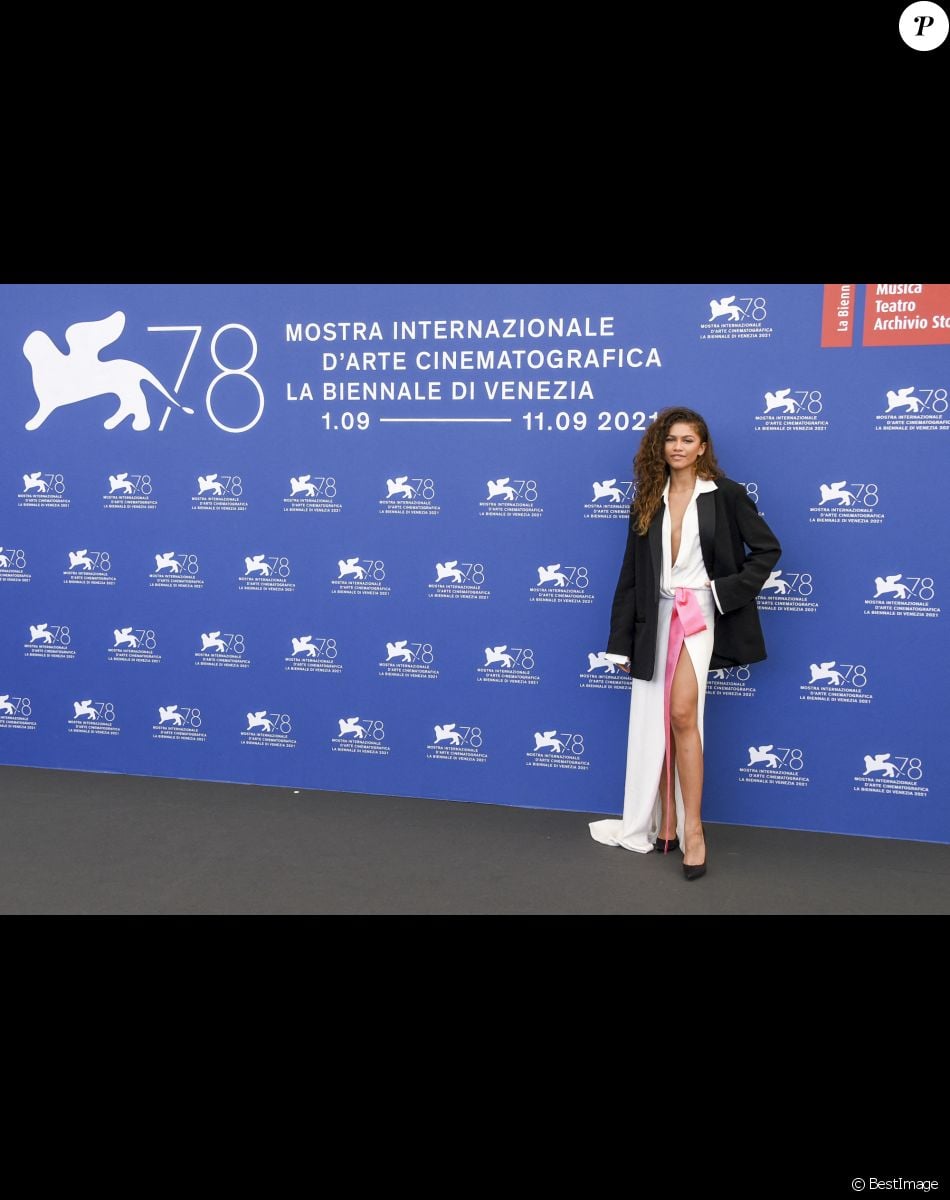 Zendaya Topless Sous Sa Robe Elle Fait Sensation Venise Le zendaya-topless-sous-sa-robe-elle-fait-sensation-venise-le
