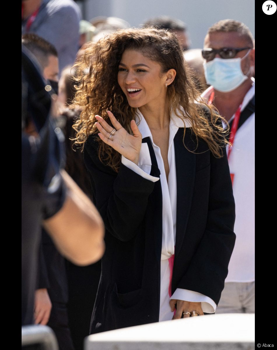 Zendaya Topless Sous Sa Robe Elle Fait Sensation Venise Le zendaya-topless-sous-sa-robe-elle-fait-sensation-venise-le
