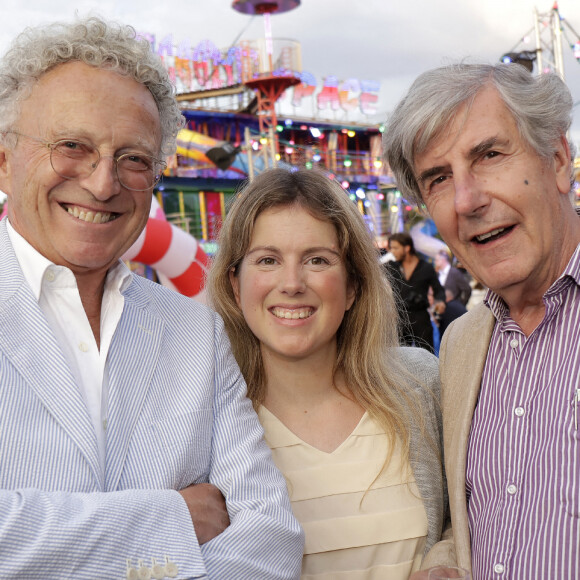 Nelson Monfort, sa fille Isaure et Bernard Ménez à l'inauguration de la "Fête à Neuneu" au profit de l'association "Innocence En Danger" sur la pelouse de la Muette au Bois de Boulogne, à Paris, France, le 3 septembre 2021. © Cédric Perrin/Bestimage