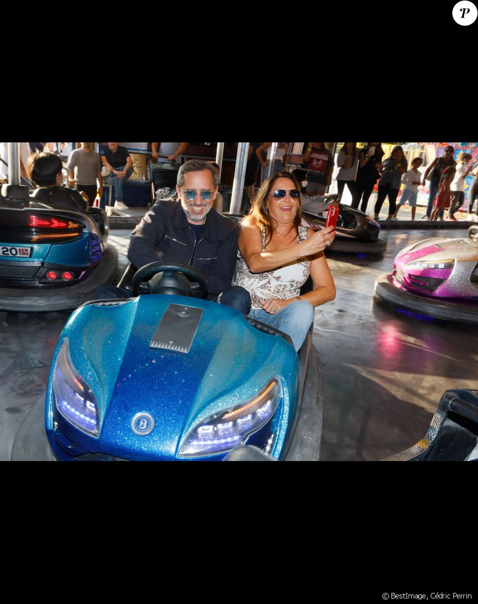 Gad Elmaleh et Singrid Campion (fille de Marcel Campion) à l'inauguration de la "Fête à Neuneu" au profit de l'association "Innocence En Danger" sur la pelouse de la Muette au Bois de Boulogne. Paris, le 3 septembre 2021. © Cédric Perrin/Bestimage