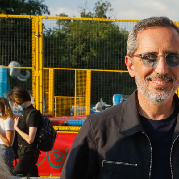 Nelson Monfort, Gad Elmaleh et la fille de Nelson Monfort, Isaure, à l'inauguration de la "Fête à Neuneu" au profit de l'association "Innocence En Danger" sur la pelouse de la Muette au Bois de Boulogne, à Paris, France, le 3 septembre 2021. © Cédric Perrin/Bestimage