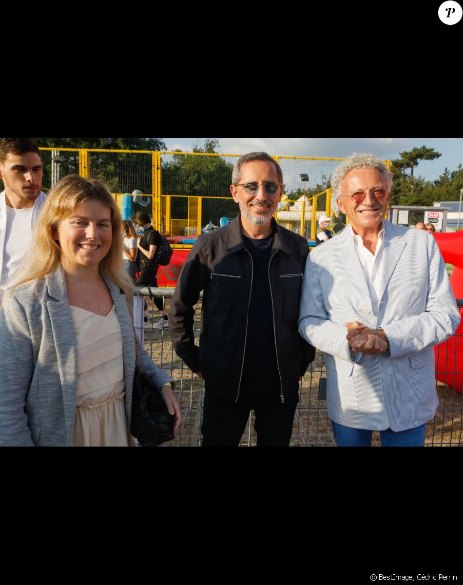 Nelson Monfort, Gad Elmaleh et la fille de Nelson Monfort, Isaure, à l'inauguration de la "Fête à Neuneu" au profit de l'association "Innocence En Danger" sur la pelouse de la Muette au Bois de Boulogne, à Paris, France, le 3 septembre 2021. © Cédric Perrin/Bestimage