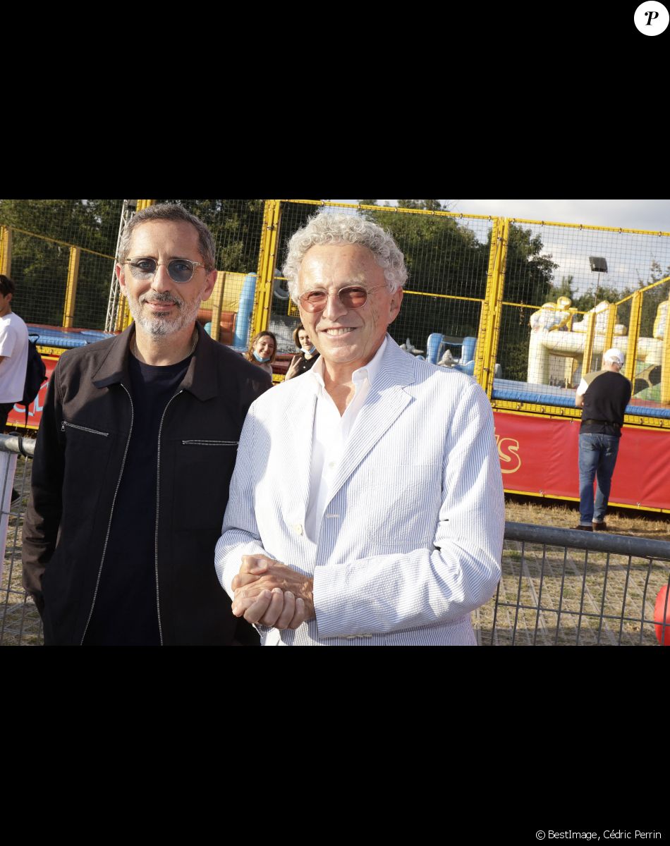 Gad Elmaleh et Nelson Monfort à l'inauguration de la "Fête à Neuneu" au profit de l'association "Innocence En Danger" sur la pelouse de la Muette au Bois de Boulogne, à Paris, France, le 3 septembre 2021. © Cédric Perrin/Bestimage