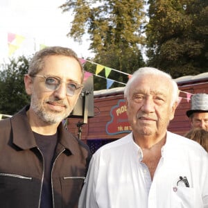 Gad Elmaleh, Marcel Campion et sa fille Singrid Campion à l'inauguration de la "Fête à Neuneu" au profit de l'association "Innocence En Danger" sur la pelouse de la Muette au Bois de Boulogne, à Paris, France, le 3 septembre 2021. © Cédric Perrin/Bestimage