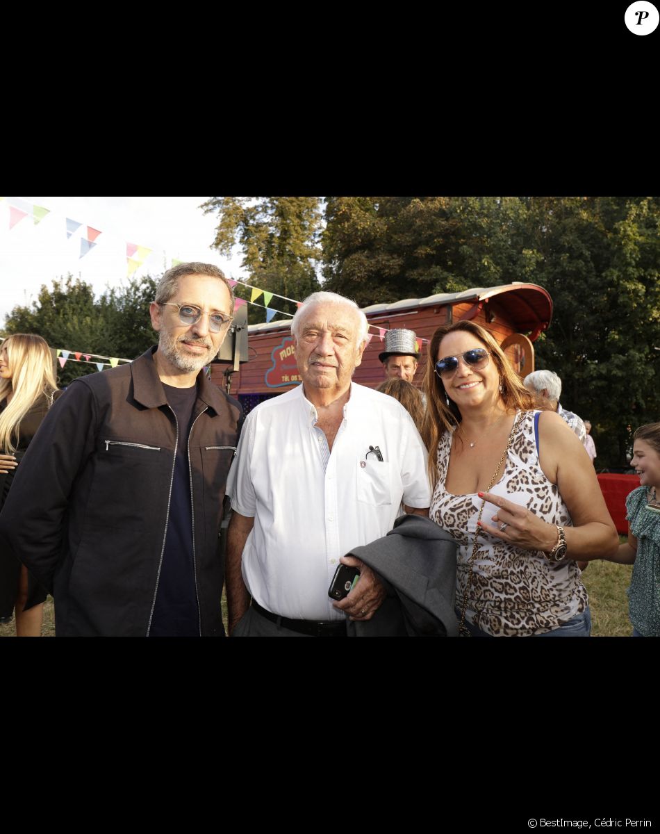 Gad Elmaleh, Marcel Campion et sa fille Singrid Campion à l'inauguration de la "Fête à Neuneu" au profit de l'association "Innocence En Danger" sur la pelouse de la Muette au Bois de Boulogne, à Paris, France, le 3 septembre 2021. © Cédric Perrin/Bestimage