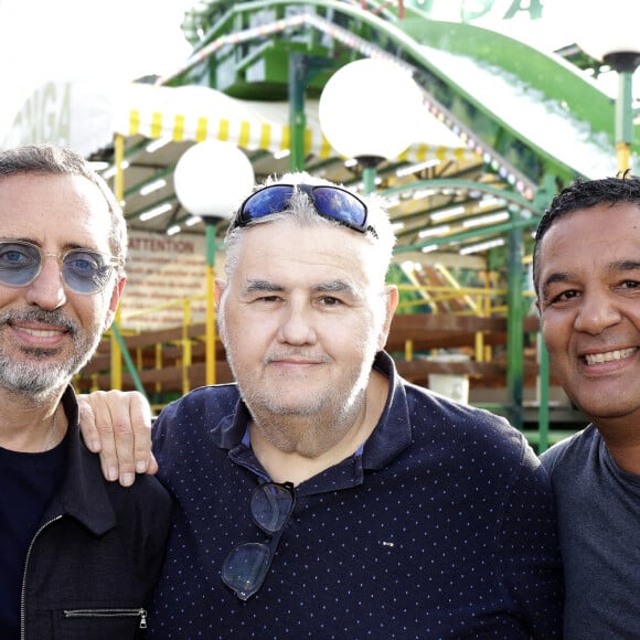 Gad Elmaleh, Pierre Ménès et Cartouche à l'inauguration de la "Fête à Neuneu" au profit de l'association "Innocence En Danger" sur la pelouse de la Muette au Bois de Boulogne, à Paris, France, le 3 septembre 2021. © Cédric Perrin/Bestimage