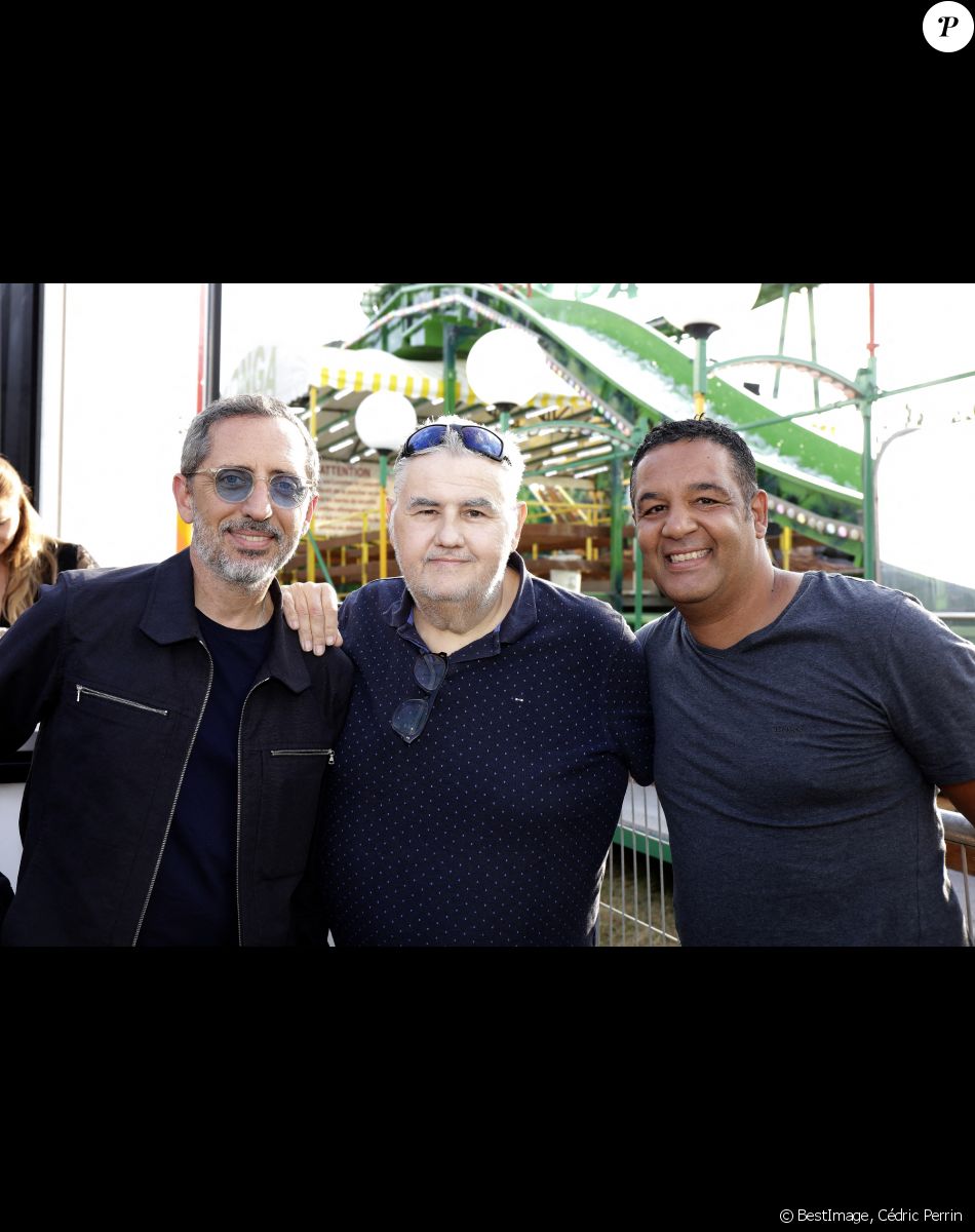 Gad Elmaleh, Pierre Ménès et Cartouche à l'inauguration de la "Fête à Neuneu" au profit de l'association "Innocence En Danger" sur la pelouse de la Muette au Bois de Boulogne, à Paris, France, le 3 septembre 2021. © Cédric Perrin/Bestimage