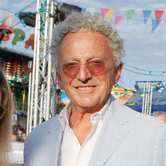 Nelson Monfort et sa fille Isaure à l'inauguration de la "Fête à Neuneu" au profit de l'association "Innocence En Danger" sur la pelouse de la Muette au Bois de Boulogne, à Paris, France, le 3 septembre 2021. © Cédric Perrin/Bestimage