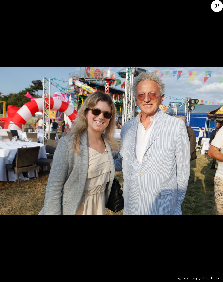 Nelson Monfort et sa fille Isaure à l'inauguration de la "Fête à Neuneu" au profit de l'association "Innocence En Danger" sur la pelouse de la Muette au Bois de Boulogne, à Paris, France, le 3 septembre 2021. © Cédric Perrin/Bestimage