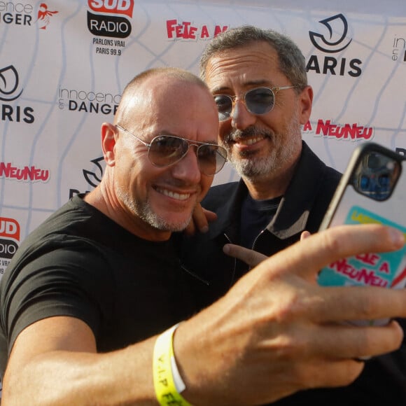 Pascal Soetens et Gad Elmaleh à l'inauguration de la "Fête à Neuneu" au profit de l'association "Innocence En Danger" sur la pelouse de la Muette au Bois de Boulogne, à Paris, France, le 3 septembre 2021. © Cédric Perrin/Bestimage