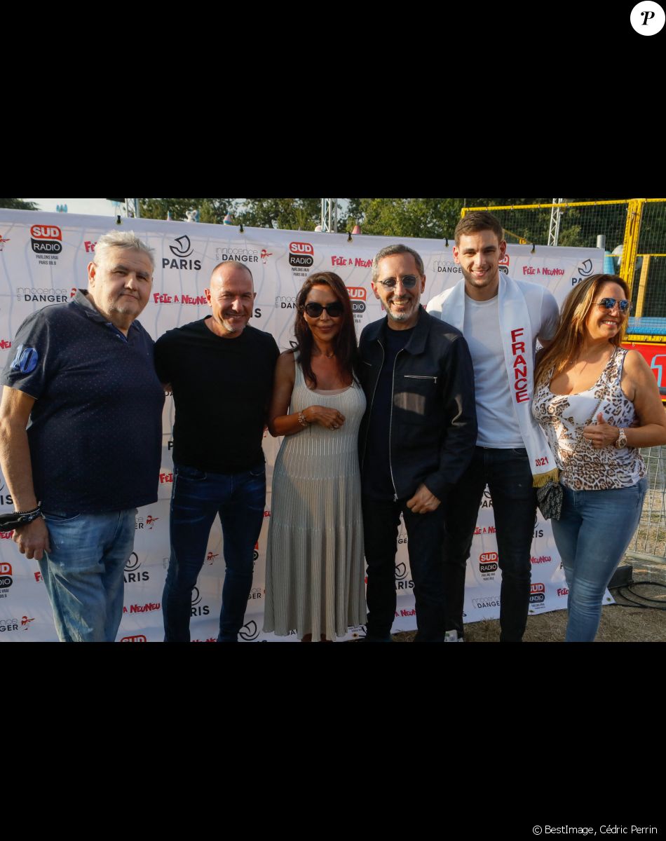 Pierre Ménès, Pascal Soetens, Homayra Sellier (présidente de "Innocence en danger"), Gad Elmaleh, Bilal Malek (Mister France 2021) et Singrid Campion (fille de Marcel Campion) à l'inauguration de la "Fête à Neuneu" au profit de l'association "Innocence En Danger" sur la pelouse de la Muette au Bois de Boulogne, à Paris, France, le 3 septembre 2021. © Cédric Perrin/Bestimage
