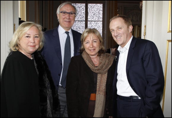 Florence Rogers-Pinault entourée de son frère François-Henri, sa mère Maryvonne et son oncle Gérard Campbell au défilé Balenciaga à Paris 