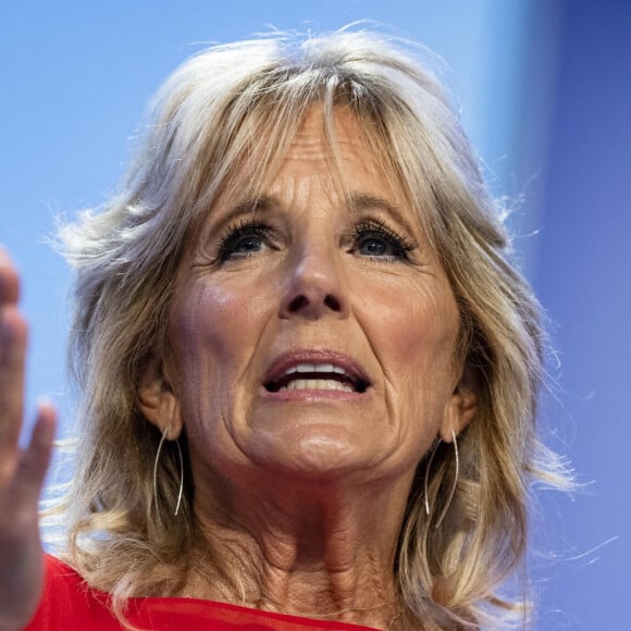 Joe Biden (président des Etats-Unis) et sa femme Jill Biden, à la tribune lors du meeting annuel "National Education Association" à Washington DC, le 2 juillet 2021.