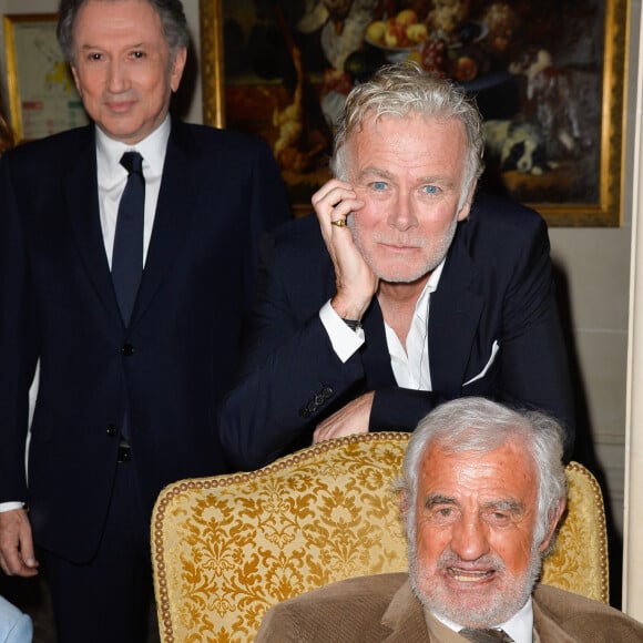 Michel Drucker, Franck Dubosc et Jean-Paul Belmondo - Dîner de gala de la première édition des prix "les Stéthos d'Or" en faveur de la Fondation pour la recherche en physiologie dont le docteur Frédéric Saldmann est le directeur scientifique à l'hôtel George V à Paris le 13 mars 2017. © Coadic Guirec/Bestimage