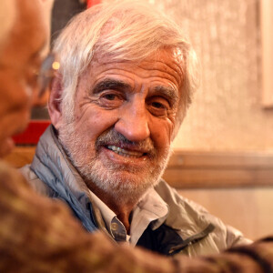 Exclusif - L'acteur français Jean-Paul Belmondo, après avoir assisté à la soirée de remise des prix du 39eme Festival International du Cirque de Monte Carlo, a déjeuné à Nice, le 21 janvier 2015 dans l'un de ses restaurants préférés Lou Balico entouré d'amis de longues dates. Comme à son habitude, le sympathique Bebel a souhaité faire un passage dans le restaurant de spécialités nicoises de son ami Jo Issautier. Il avait autour de lui son fidéle ami cascadeur Pierre Rosso, le jeune réalisateur Jeff Domenech, qui a réalisé le fim documentaire sur la vie de Belmondo 'Belmondo, Itinéraire... et qui avait été projété au Festival de Cannes en 2011, Charlotte Colin, l'acteur Gilles Dimicelli, qui au théatre, avait partagé la scène pour la pièce Kean en 87 et le journaliste reporter photographe Charles Bebert, qui a photographié Jean Paul depuis plus de 40 ans à chacun de ses passages sur la Côte d'Azur, que ce soit de le cadre de ses tournées ou de ses tournages, mais aussi en famille avec ses enfants. Entre vieux souvenirs de tournages mais aussi de sorties tout y est passé, des pensées aussi pour les amis qui ont rejoint les nuages... Un déjeuner plein de sourires et de gentillesses. Bebel a accepté de poser avec tous les clients qui n'en croyaient pas leurs yeux comme ce jeune de 40 ans qui tout tremblant et ému l'a remercié de l'avoir fait rêver et d'être Belmondo. Ici, Jean Paul, à droite, est avec le cascadeur, Pierre Rosso.