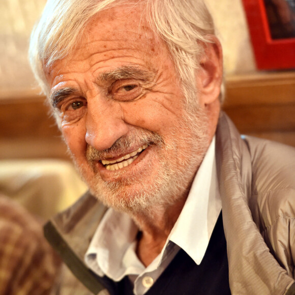 Exclusif - L'acteur français Jean-Paul Belmondo, après avoir assisté à la soirée de remise des prix du 39eme Festival International du Cirque de Monte Carlo, a déjeuné à Nice, le 21 janvier 2015 dans l'un de ses restaurants préférés Lou Balico entouré d'amis de longues dates. Comme à son habitude, le sympathique Bebel a souhaité faire un passage dans le restaurant de spécialités nicoises de son ami Jo Issautier. Il avait autour de lui son fidéle ami cascadeur Pierre Rosso, le jeune réalisateur Jeff Domenech, qui a réalisé le fim documentaire sur la vie de Belmondo 'Belmondo, Itinéraire... et qui avait été projété au Festival de Cannes en 2011, Charlotte Colin, l'acteur Gilles Dimicelli, qui au théatre, avait partagé la scène pour la pièce Kean en 87 et le journaliste reporter photographe Charles Bebert, qui a photographié Jean Paul depuis plus de 40 ans à chacun de ses passages sur la Côte d'Azur, que ce soit de le cadre de ses tournées ou de ses tournages, mais aussi en famille avec ses enfants. Entre vieux souvenirs de tournages mais aussi de sorties tout y est passé, des pensées aussi pour les amis qui ont rejoint les nuages... Un déjeuner plein de sourires et de gentillesses. Bebel a accepté de poser avec tous les clients qui n'en croyaient pas leurs yeux comme ce jeune de 40 ans qui tout tremblant et ému l'a remercié de l'avoir fait rêver et d'être Belmondo.