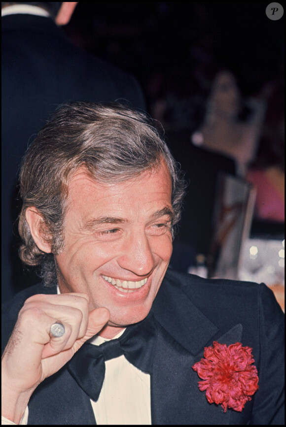 Jean-Paul Belmondo lors d'une soirée au Lido, à Paris en 1977.