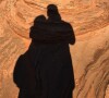 Omar et Hélène Sy s'enlacent lors d'une sortie dans le désert.