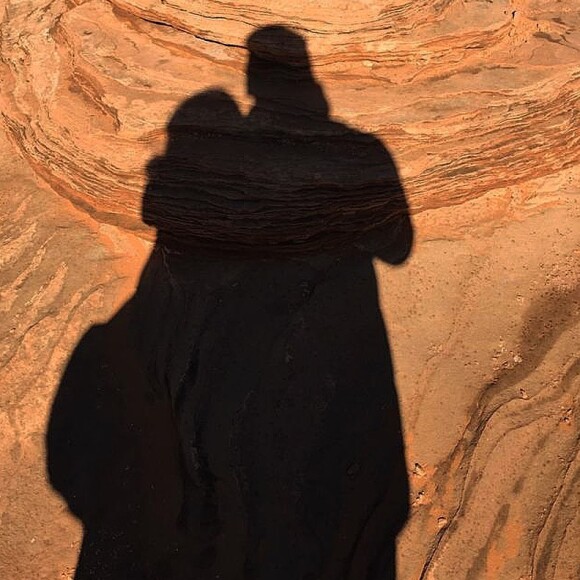 Omar et Hélène Sy s'enlacent lors d'une sortie dans le désert.