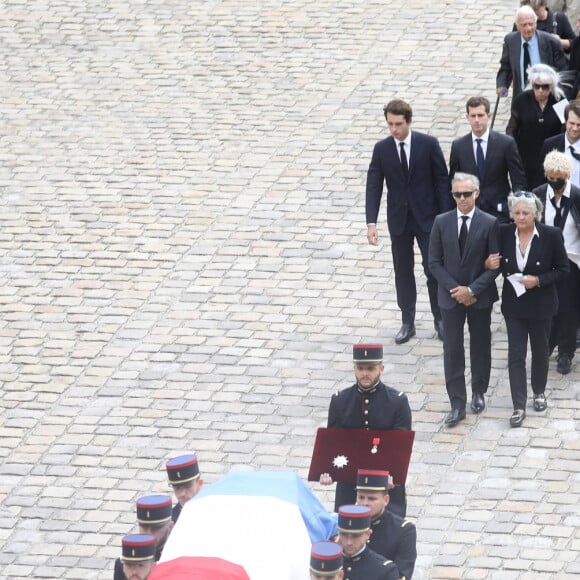 Le cercueil de l'acteur français Jean-Paul Belmondo et les membres de la famille, Patricia Belmondo, Alain Belmondo, Luana, Stella, Annabelle, Paul, Alessandro, Victor, Florence, Giacomo, Olivier, Muriel Belmondo, Elodie Constantin, Pierre Vernier, Natty Tardivel Belmondo - Cérémonie d'hommage national à Jean-Paul Belmondo à l'Hôtel des Invalides à Paris, France, le 9 septembre 2021. © Dominique Jacovides/Bestimage