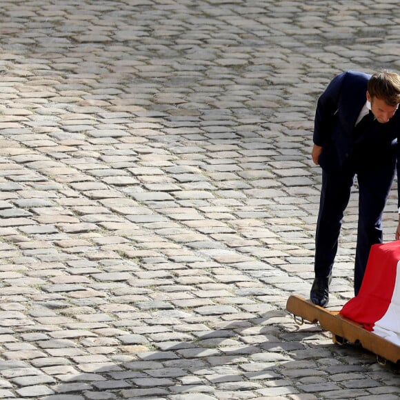 Emmanuel Macron devant le cercueil de Jean-Paul Belmondo - Cérémonie d'hommage national à Jean-Paul Belmondo à l'Hôtel des Invalides à Paris. Le 9 septembre 2021. © Dominique Jacovides/Bestimage