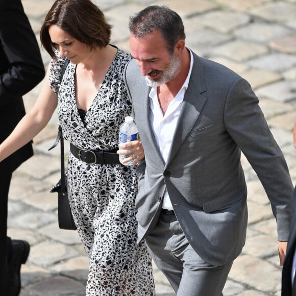 Jean Dujardin et Nathalie Péchalat durant l'hommage national à Jean-Paul Belmondo, aux Invalides.