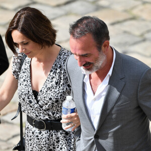 Jean Dujardin et Nathalie Péchalat arrive aux Invalides pour assister à l'hommage national à Jean-Paul Belmondo.