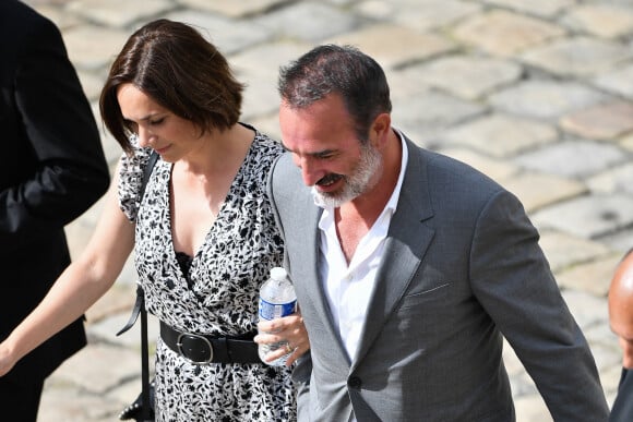 Jean Dujardin et Nathalie Péchalat arrive aux Invalides pour assister à l'hommage national à Jean-Paul Belmondo.