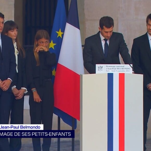 Victor Belmondo rend hommage à son grand-père, Jean-Paul Belmondo, dans la Cour d'honneur de l'Hôtel des Invalides.