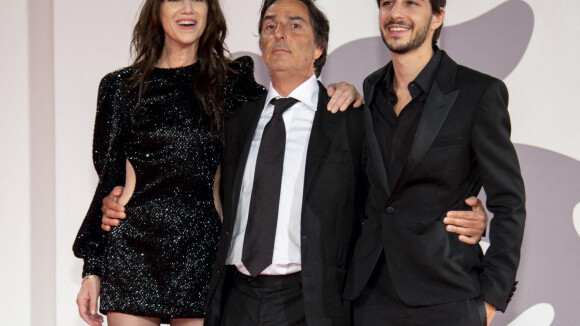 Charlotte Gainsbourg scintillante en robe sexy avec son charmant fils Ben, qui débarque au cinéma