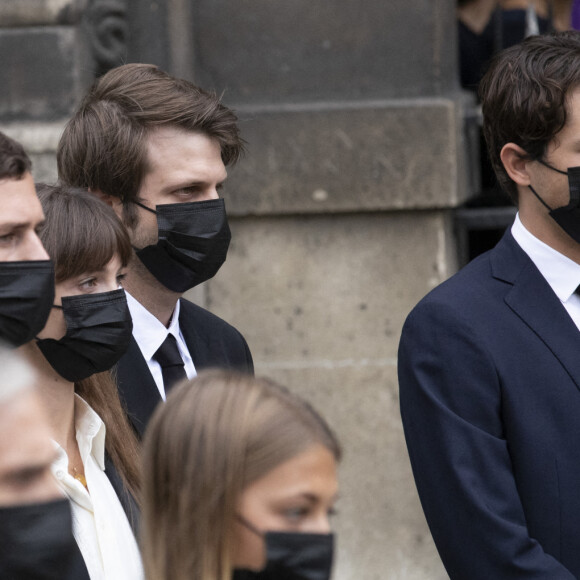Victor, Annabelle, Alessandro, Giacomo, Stella et Paul Belmondo - Obsèques de Jean-Paul Belmondo en en l'église Saint-Germain-des-Prés, à Paris le 10 septembre 2021. © Cyril Moreau / Bestimage