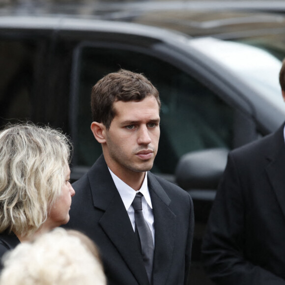 Luana Belmondo, Victor Belmondo, Alessandro Belmondo - Obsèques de Jean-Paul Belmondo en en l'église Saint-Germain-des-Prés, à Paris le 10 septembre 2021. © Cyril Moreau / Bestimage