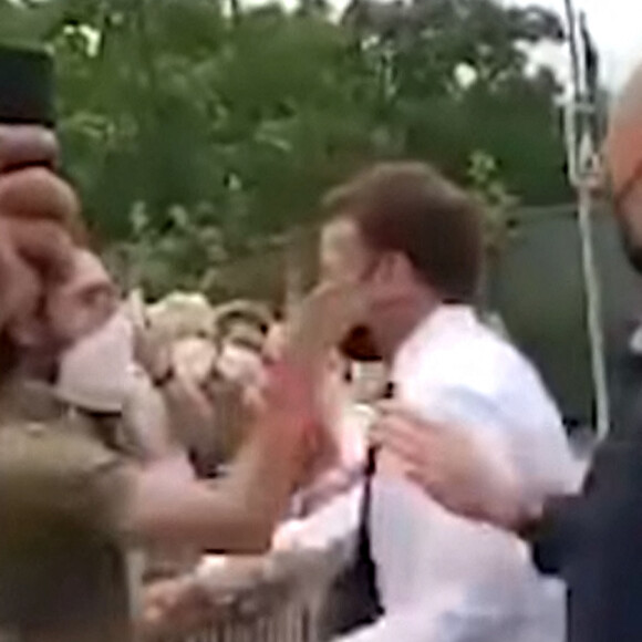 En déplacement dans la Drôme dans le cadre d'une journée consacrée à la restauration, le président Emmanuel Macron a pris une gifle. Tain l'Hermitage le 8 juin 2021 © Images Twitter @ALEXPLILLE via Bestimage 