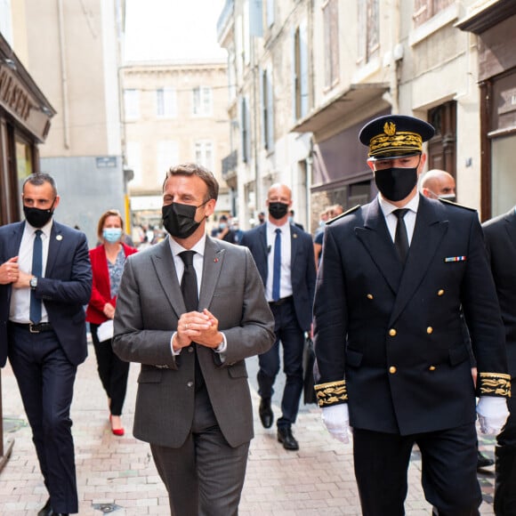 Emmanuel Macron, président de la République, déplacement à Valence, accompagné du préfet de la Drôme Hugues Moutouh et du maire de Valence Nicolas Daragon lors d'une déambulation dans la rue à la rencontre des habitants entouré de gardes du corps Valence, le 8 juin 2021. © Romain Gaillard / Pool / Bestimage 