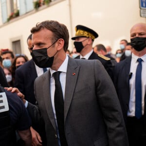 Emmanuel Macron, président de la République, déplacement à Valence, accompagné du préfet de la Drôme Hugues Moutouh et du maire de Valence Nicolas Daragon lors d'une déambulation dans la rue à la rencontre des habitants entouré de gardes du corps Valence, le 8 juin 2021. © Romain Gaillard / Pool / Bestimage 