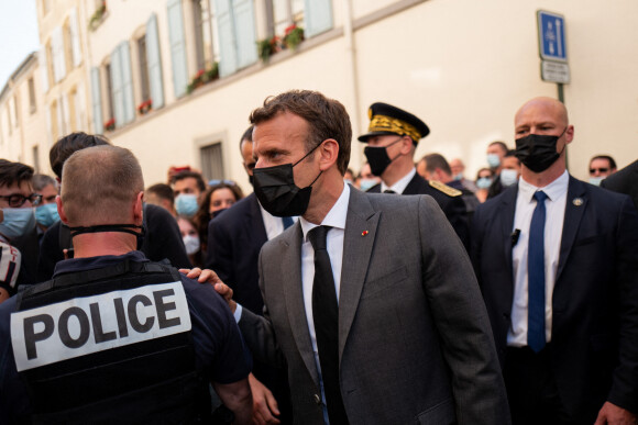 Emmanuel Macron, président de la République, déplacement à Valence, accompagné du préfet de la Drôme Hugues Moutouh et du maire de Valence Nicolas Daragon lors d'une déambulation dans la rue à la rencontre des habitants entouré de gardes du corps Valence, le 8 juin 2021. © Romain Gaillard / Pool / Bestimage 