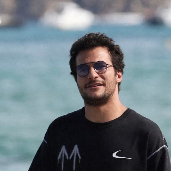 Le chanteur Amir (Amir Haddad) se promène avec un ami sur la plage de Pampelonne à Saint-Tropez le 17 juillet 2021. © Luc Boutria/Nice Matin/Bestimage