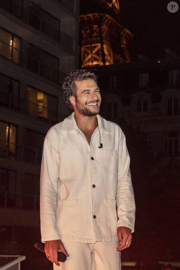 Amir Haddad (concert au pied de l'hotel Pullman Tour Eiffel pour les résidents, qui avaient un casque pour écouter) sur le rooftop de l'hôtel Pullman Tour Eiffel à Paris, France. © Jack Tribeca/Bestimage 