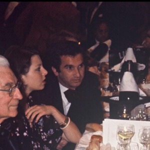 Paul Belmondo (père de Jean-Paul Belmondo), Jean-Paul Belmondo, Alain Terzain, Charles Gérard, Madeleine Belmondo et Florence Belmondo au Lido à Paris en 1977.