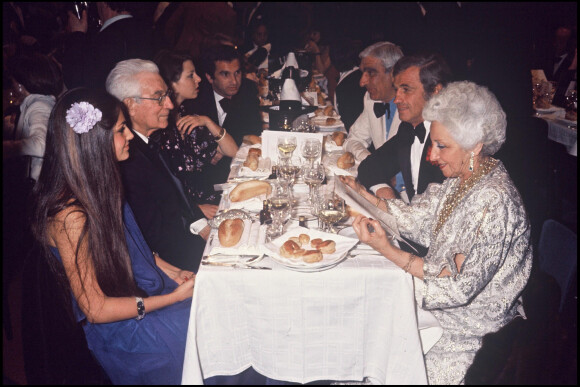 Paul Belmondo (père de Jean-Paul Belmondo), Jean-Paul Belmondo, Alain Terzain, Charles Gérard, Madeleine Belmondo et Florence Belmondo au Lido à Paris en 1977.