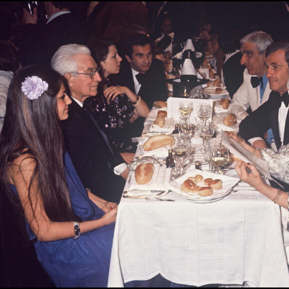 Paul Belmondo (père de Jean-Paul Belmondo), Jean-Paul Belmondo, Alain Terzain, Charles Gérard, Madeleine Belmondo et Florence Belmondo au Lido à Paris en 1977.