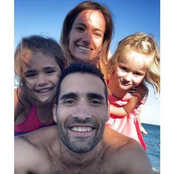 Martin Fourcade, ici photographié avec sa compagne Hélène et leurs deux filles, a adressé un message à sa fille aînée Manon (à gauche).