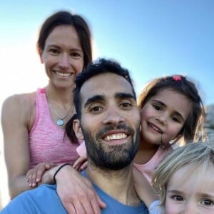 Martin Fourcade, sa compagne Hélène et leurs deux filles, Manon et Inès. Juin 2020.