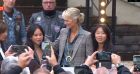 Laeticia Hallyday et ses filles Jade et Joy Hallydat inaugurent l'esplanade Johnny Hallyday et la sculpture en son hommage à Paris, aux côtés d'Anne Hidalgo et d'une centaine de fans.