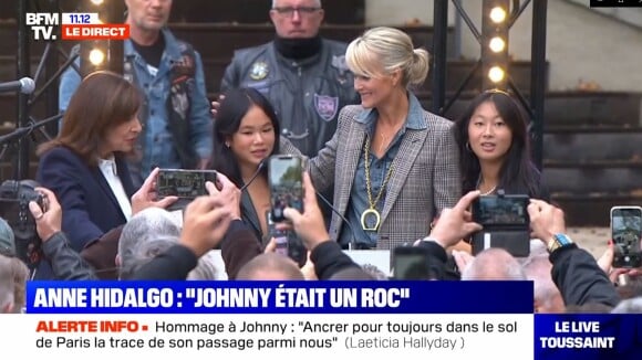 Laeticia Hallyday et ses filles Jade et Joy Hallydat inaugurent l'esplanade Johnny Hallyday et la sculpture en son hommage à Paris, aux côtés d'Anne Hidalgo et d'une centaine de fans.