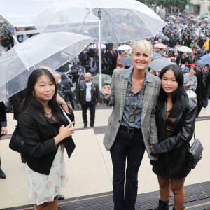 Exclusif - Laeticia Hallyday et ses filles Jade et Joy -- Inauguration de l'esplanade "Johnny Hallyday" et de la statue "Quelque chose de ..." de l'artiste Bertrand Lavier sur le parvis de la salle de concert AccorHotels Arena Paris Bercy à Paris. © Borde-Jacovides-Moreau / Bestimage