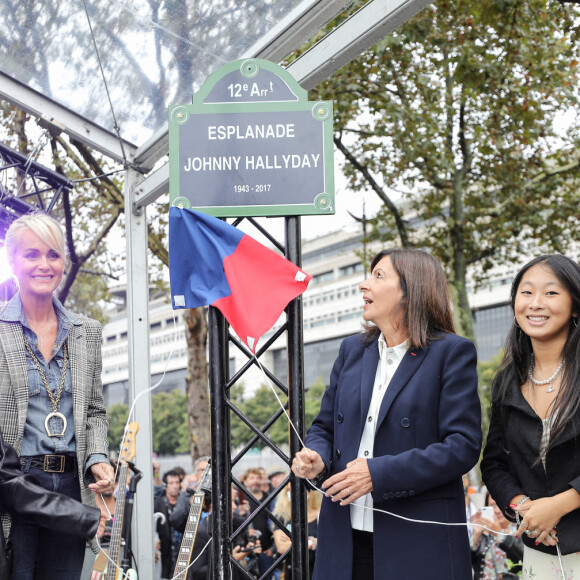 Exclusif - Anne Hidalgo, maire de Paris, Laeticia Hallyday et ses filles Jade et Joy -- Inauguration de l'esplanade "Johnny Hallyday" et de la statue "Quelque chose de ..." de l'artiste Bertrand Lavier sur le parvis de la salle de concert AccorHotels Arena Paris Bercy à Paris. Le 14 septembre 2021 © Borde-Jacovides-Moreau / Bestimage